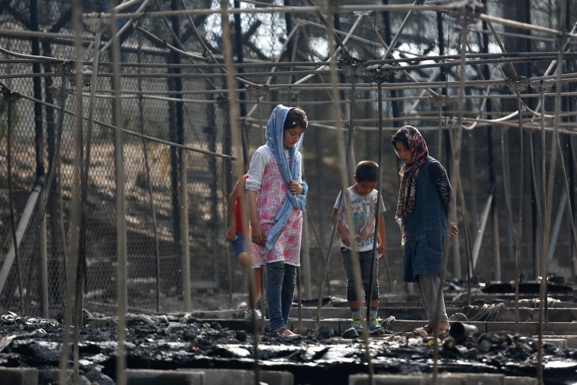Rissa tra profughi, a fuoco hotspot di Lesbo
