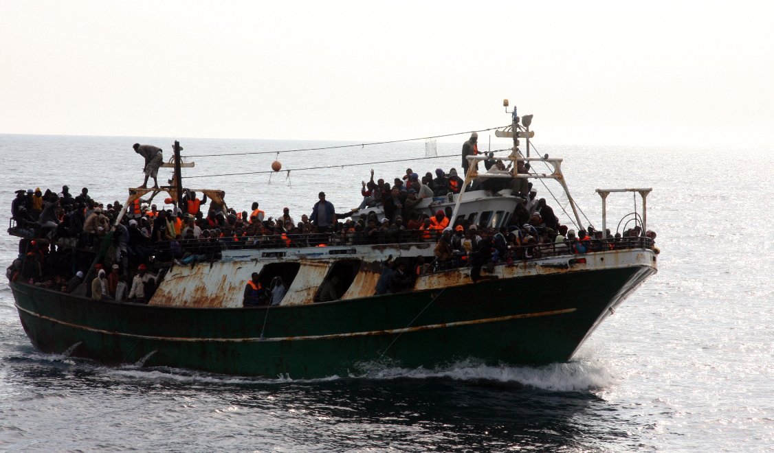 Naufraga un barcone con 600 migranti