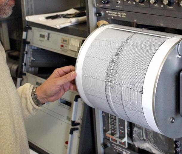 Il sismologo: «Normale sequenza, e potrebbe durare a lungo»