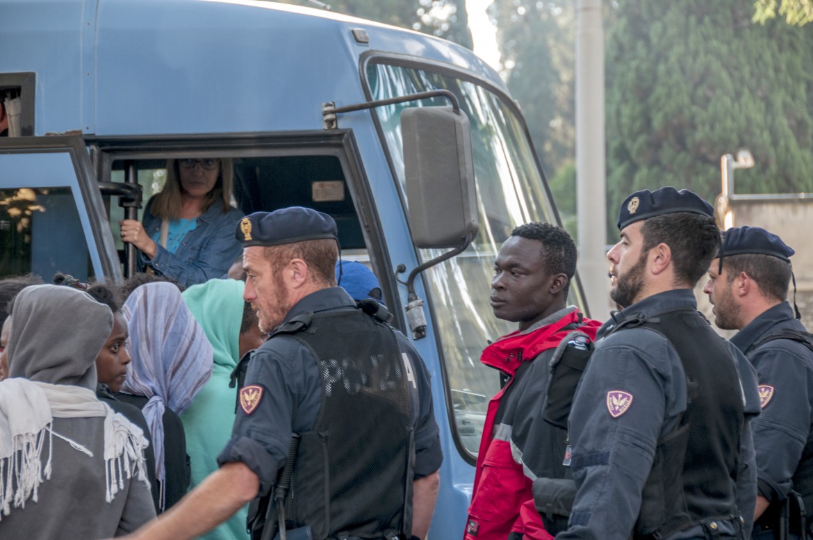 Roma, finisce l’esperienza dell’ex Baobab, la polizia sgombera i migranti