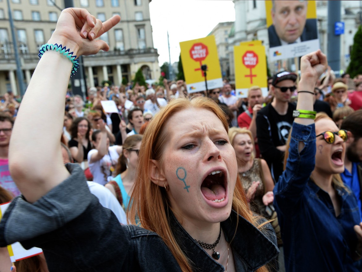 «Stop aborto», le donne in piazza contro Kaczynski