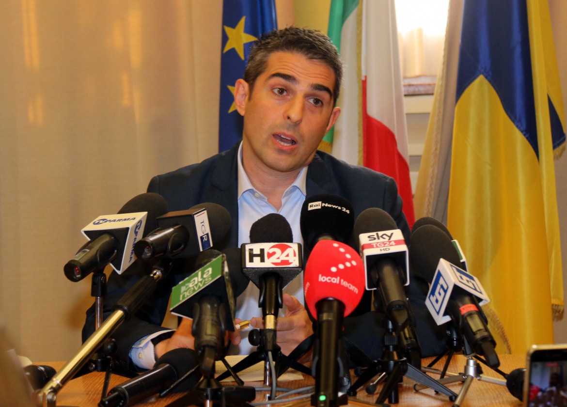 Il sindaco di Parma Pizzarotti  lascia il M5S. Da «uomo libero»