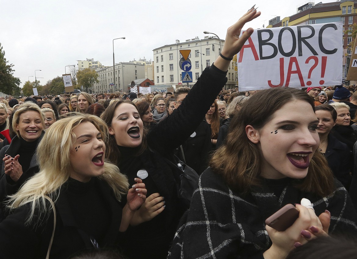 Il «lunedì nero» delle donne polacche manda in tilt il governo