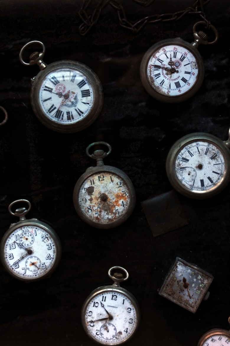 Serie di orologi nelle teche del museo delle reliquie e degli oggetti ritrovati dopo la tragedia. Le lancette sono ferme a tre minuti dopo l'ora del disastro 