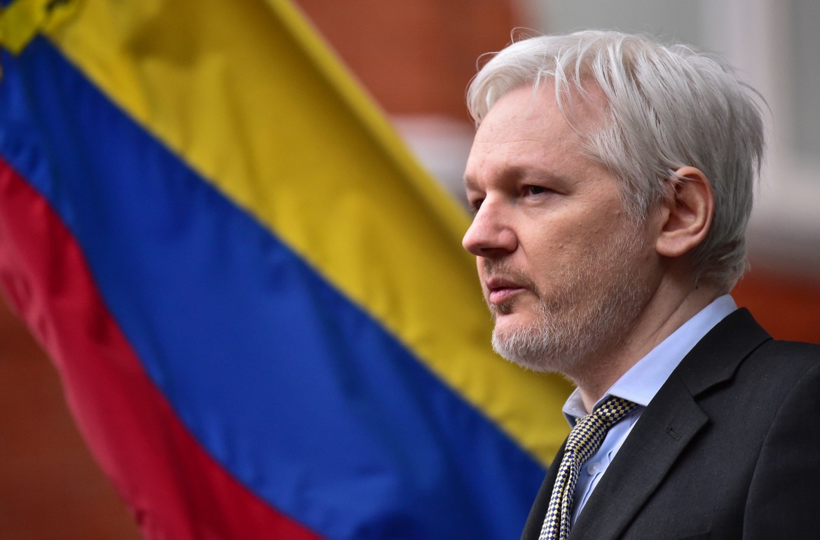 Kerry s’infuria: meno internet per Assange