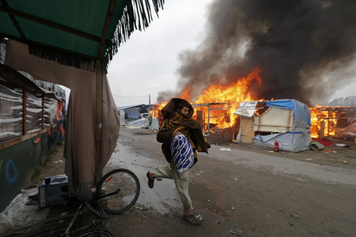 «Missione compiuta», Calais brucia e i conti non tornano