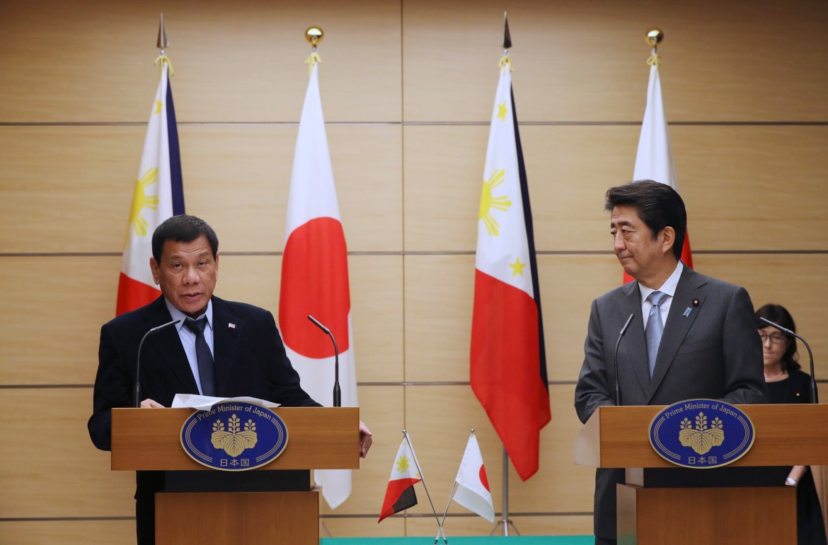Duterte a Tokyo chiede investimenti e prova a fare il «diplomatico»