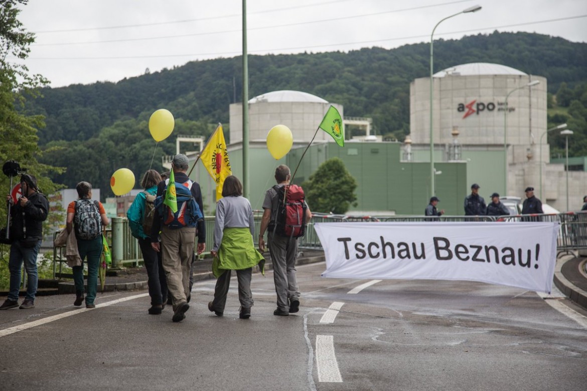 Svizzera al voto per l’uscita definitiva dal nucleare: testa a testa tra Sì e No