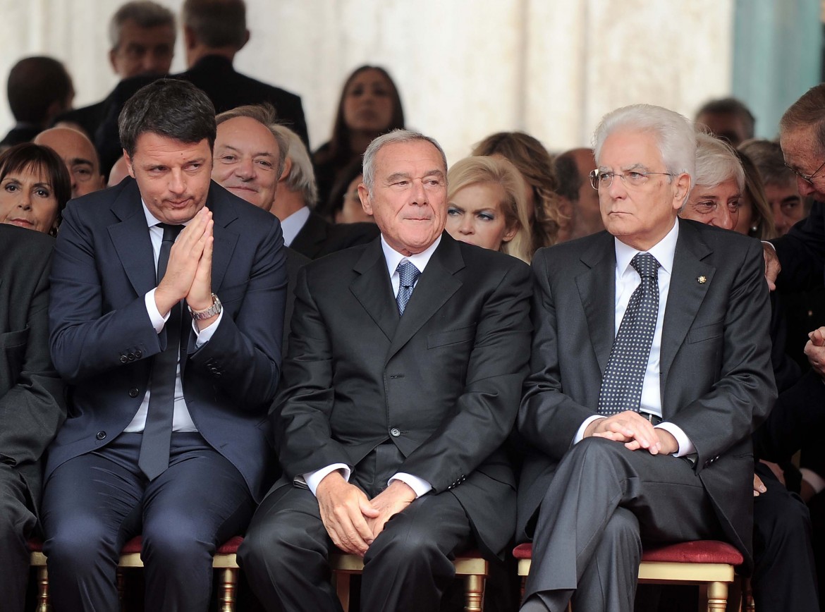Il Colle frena la corsa di Renzi al voto. Oggi la fiducia più pazza