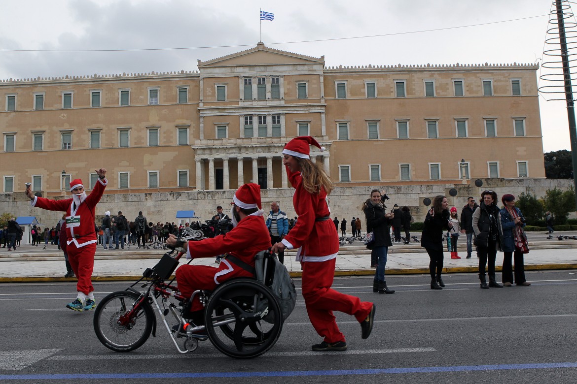 A pensionati e accoglienza i regali di Natale di Tsipras
