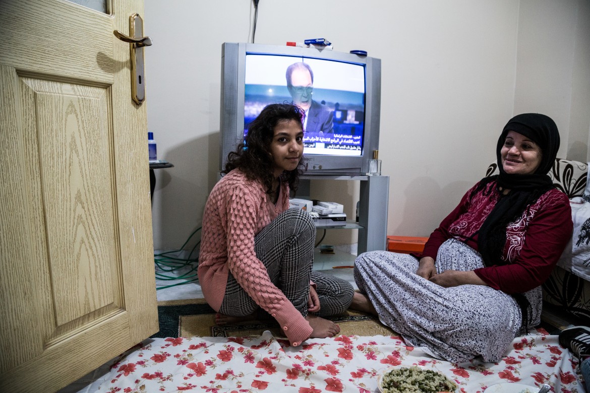 Una ragazza siriana con una donna in un appartamento a Basmane. Da quando ha lasciato la Siria la ragazza non ha più parlato