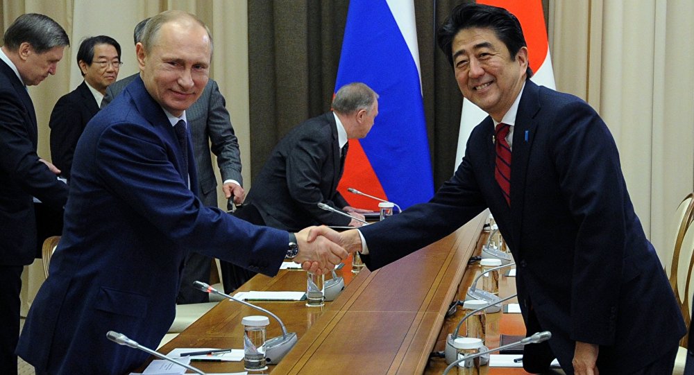 Abe e Putin riaprono i canali diplomatici. E aspettano Trump