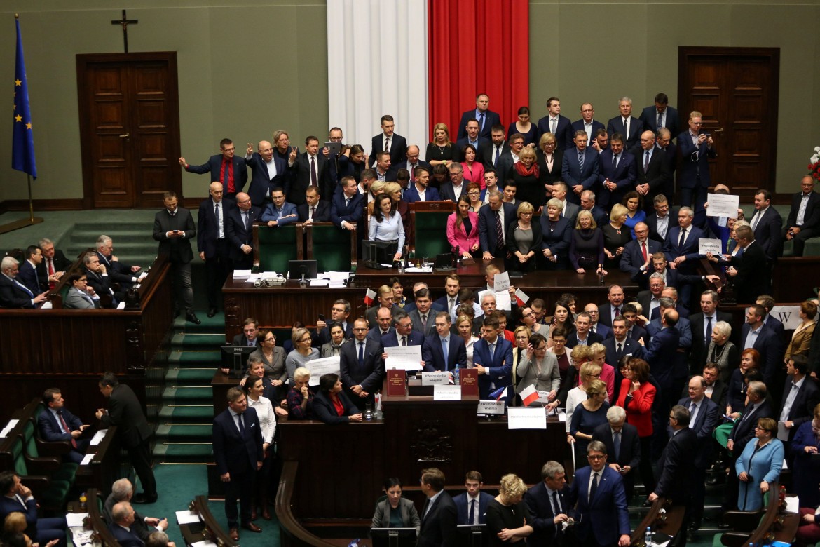 Polonia, pronta una legge per limitare le proteste