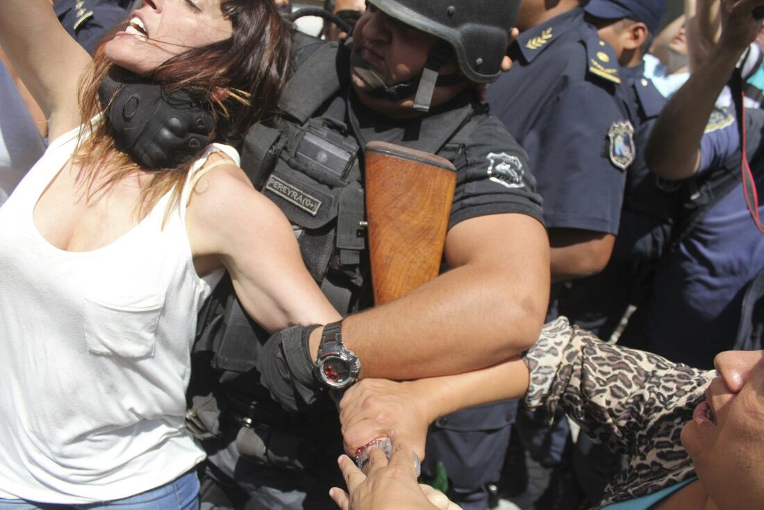 Argentina, la polizia picchia i deputati
