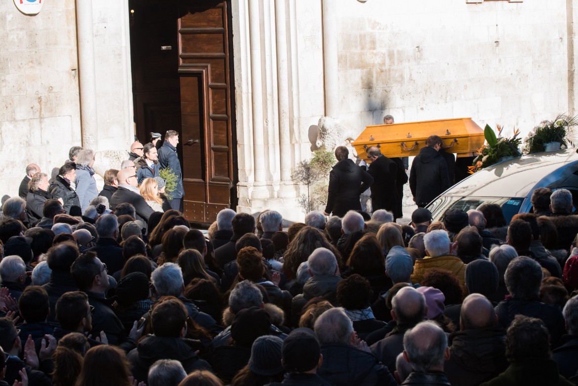 Sulmona, in migliaia ai funerali di Fabrizia