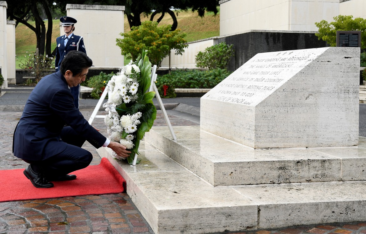 Storica visita di Abe, omaggio ai caduti Usa di Pearl Harbor