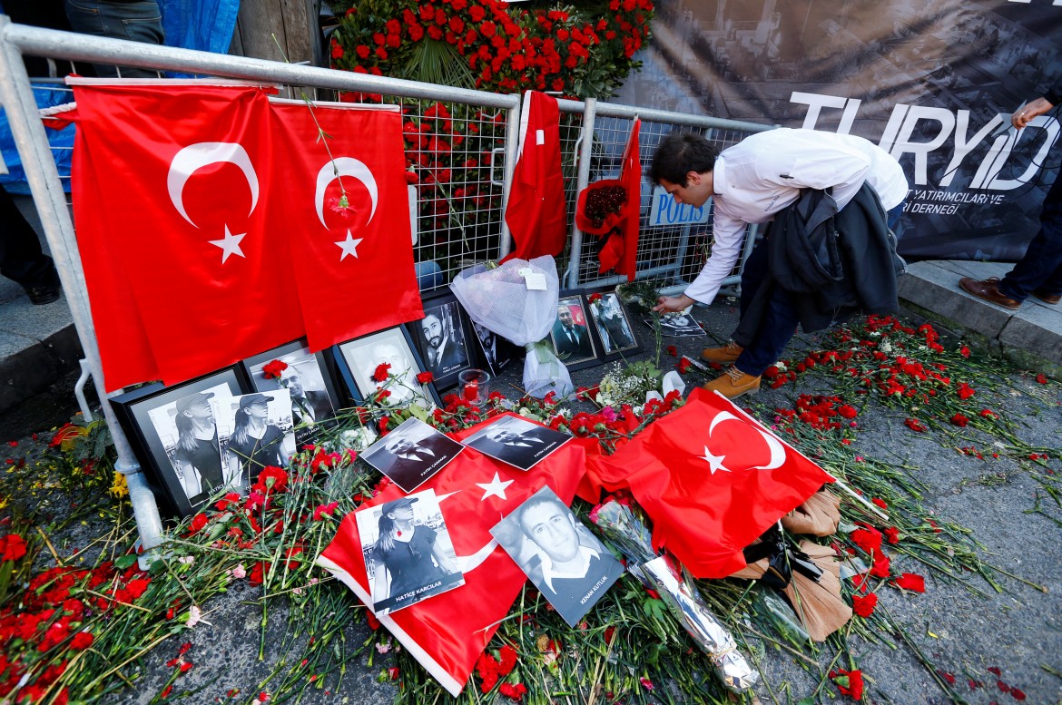 Turchia, ancora senza nome e libero l’attentatore, governo in difficoltà