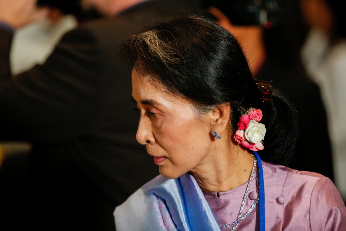 Il silenzio di Aung San Suu Kiy, macchia indelebile sul suo vestito zafferano