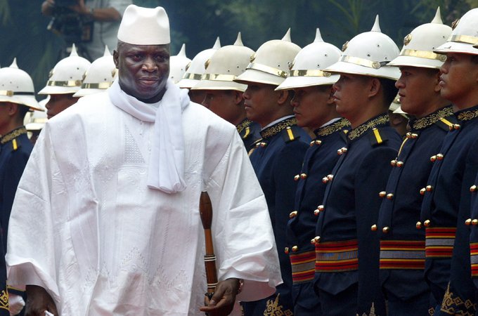 Gambia, Jammeh prende i soldi e scappa