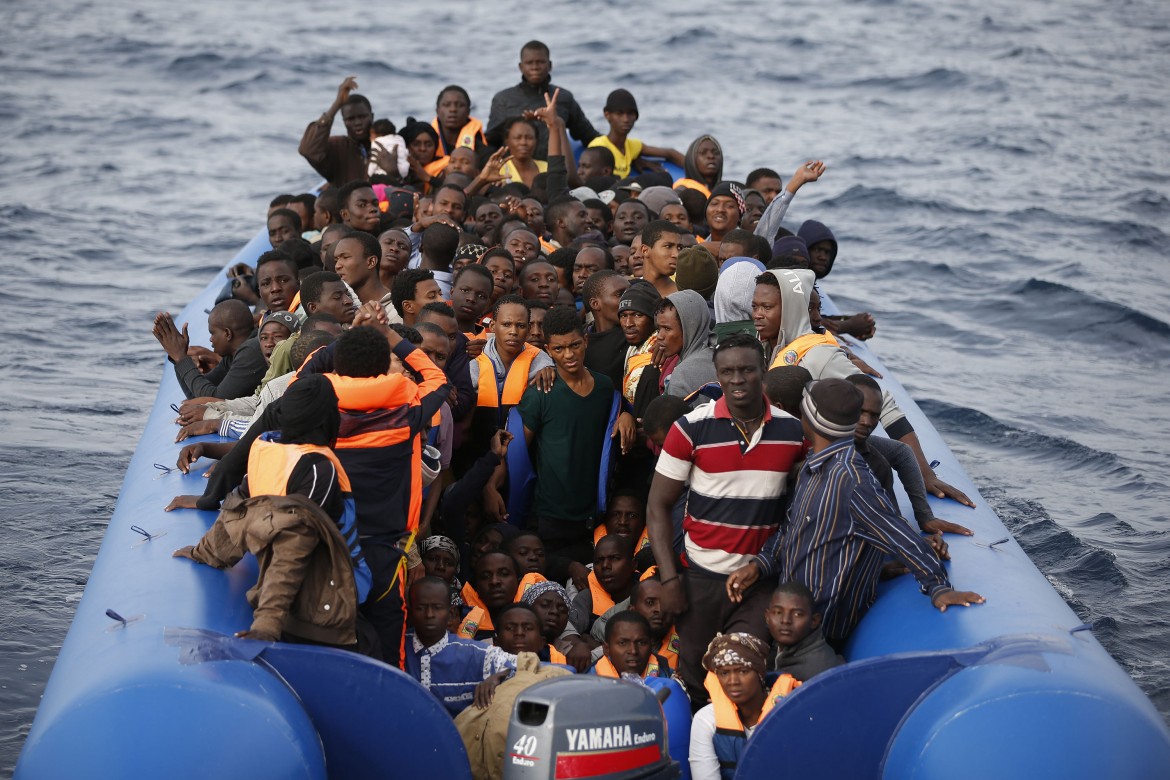 La Ue affida a Tripoli il compito di bloccare i profughi blindando le coste