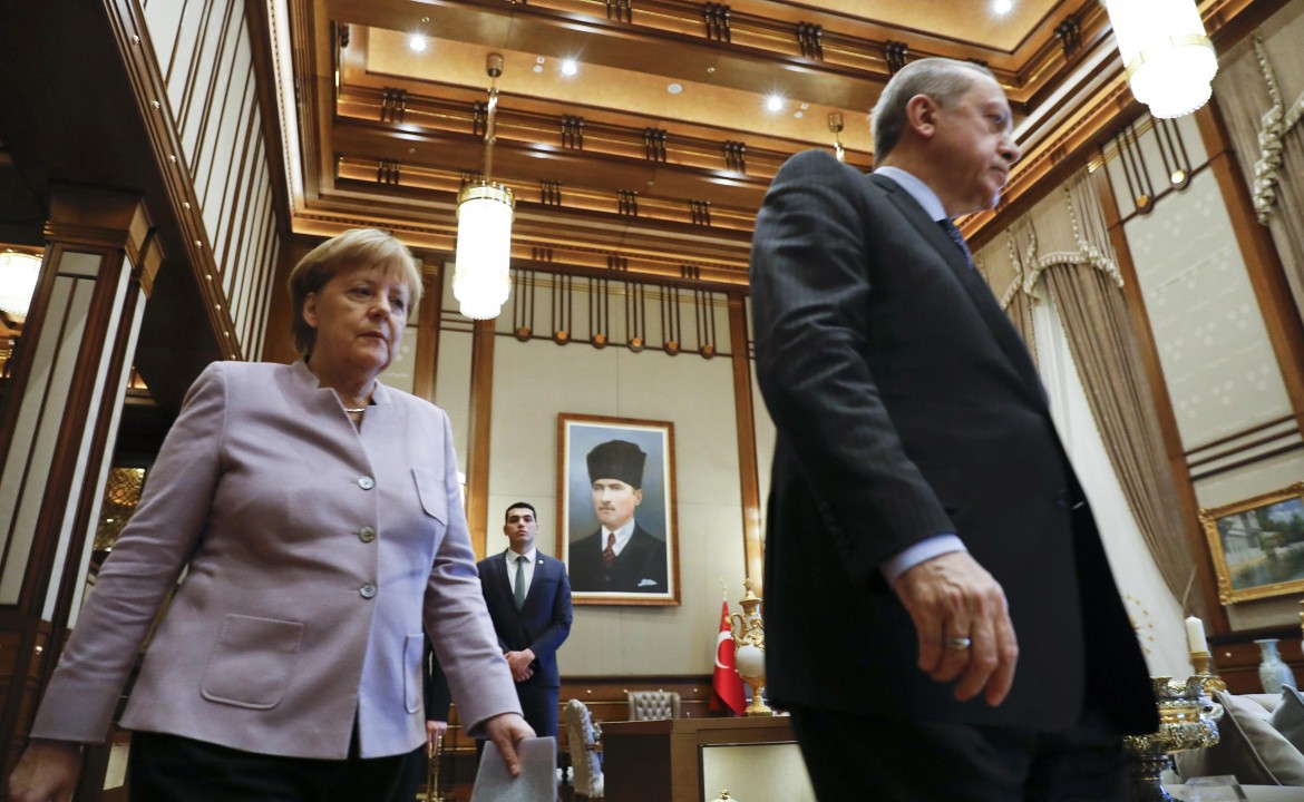 Erdogan usa i rifugiati siriani per mettere all’angolo Merkel