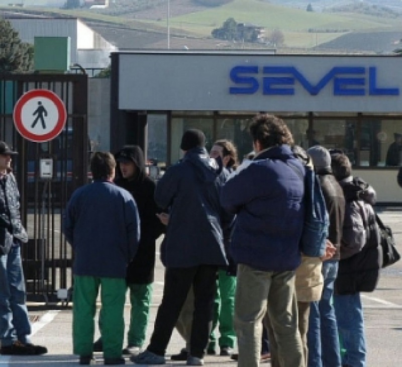 Crisi semiconduttori, Stellantis blocca anche la Sevel: protestano Fim e Fiom