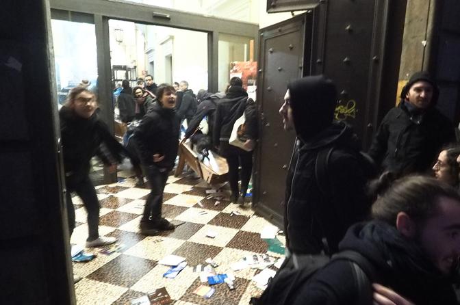 A Bologna cariche e arresti per l’occupazione di una biblioteca universitaria
