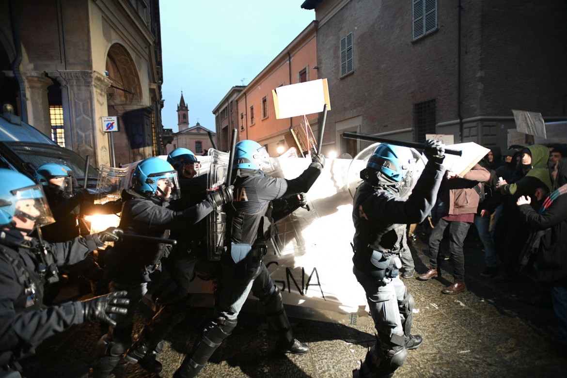 Università di Bologna, studenti in corteo e la polizia carica ancora