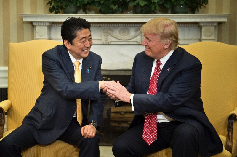 Abe e Trump: partita a golf e rassicurazioni sulla difesa nelle isole contese