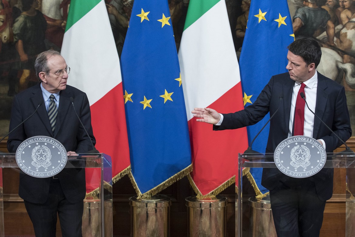 Gentiloni e Padoan nel tiro incrociato tra Renzi e Bruxelles