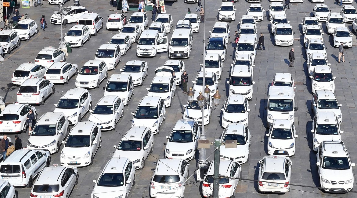 Sciopero e presidi di tassisti contro Uber e auto a noleggio