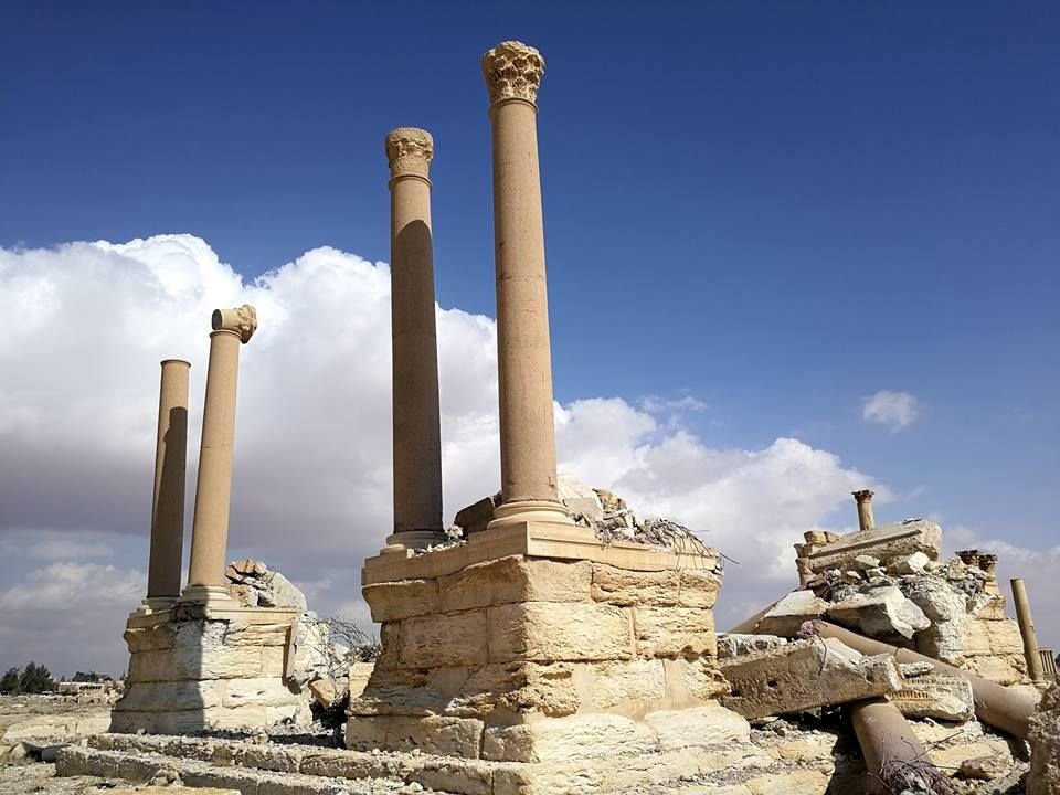 Il Tetrapilo come appare oggi in seguito alle distruzioni del dicembre 2016 da parte dell'Isis