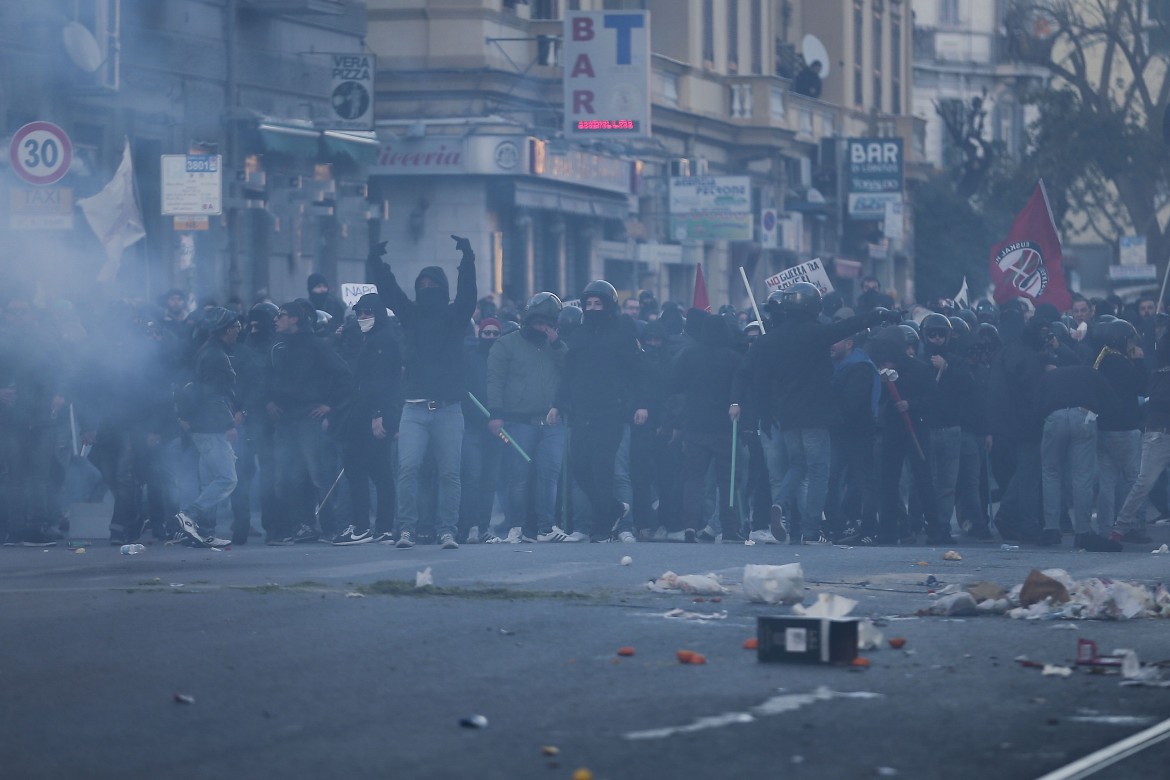 Napoli respinge Salvini. Un’ora di guerriglia