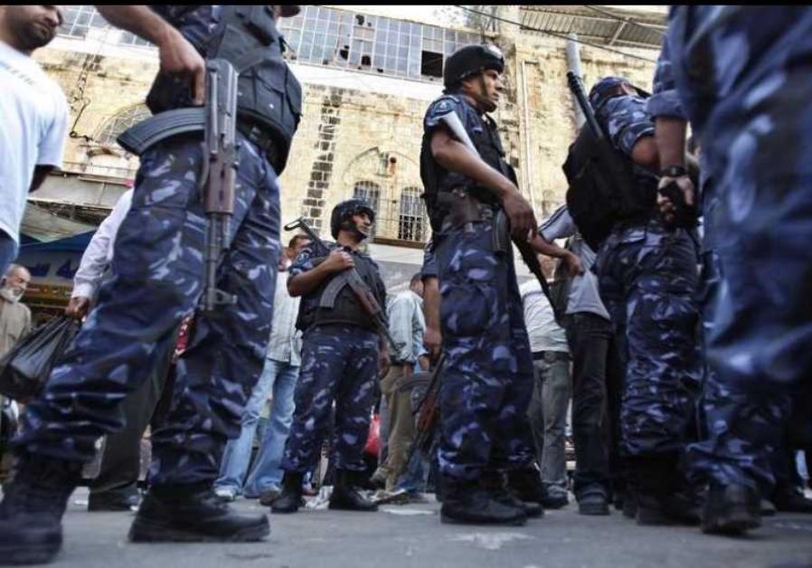 Sale la protesta contro la violenza della polizia palestinese