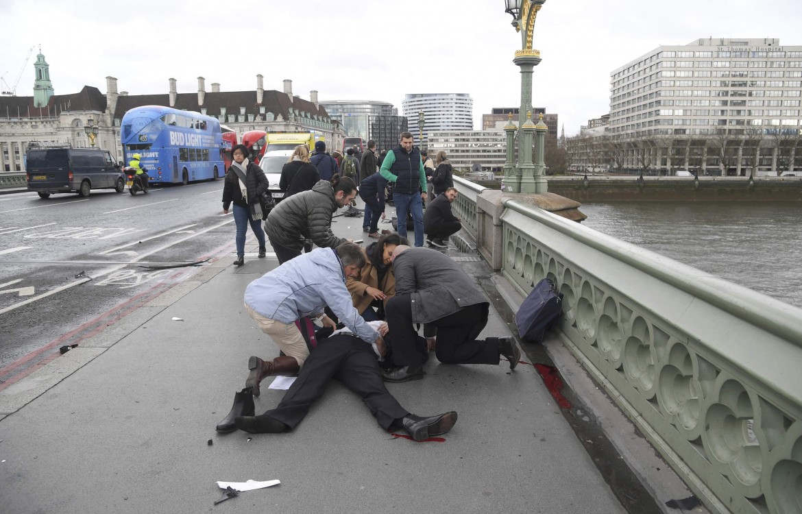 Auto su folla a Londra, attacco a Westminster: 4 vittime oltre 20 feriti