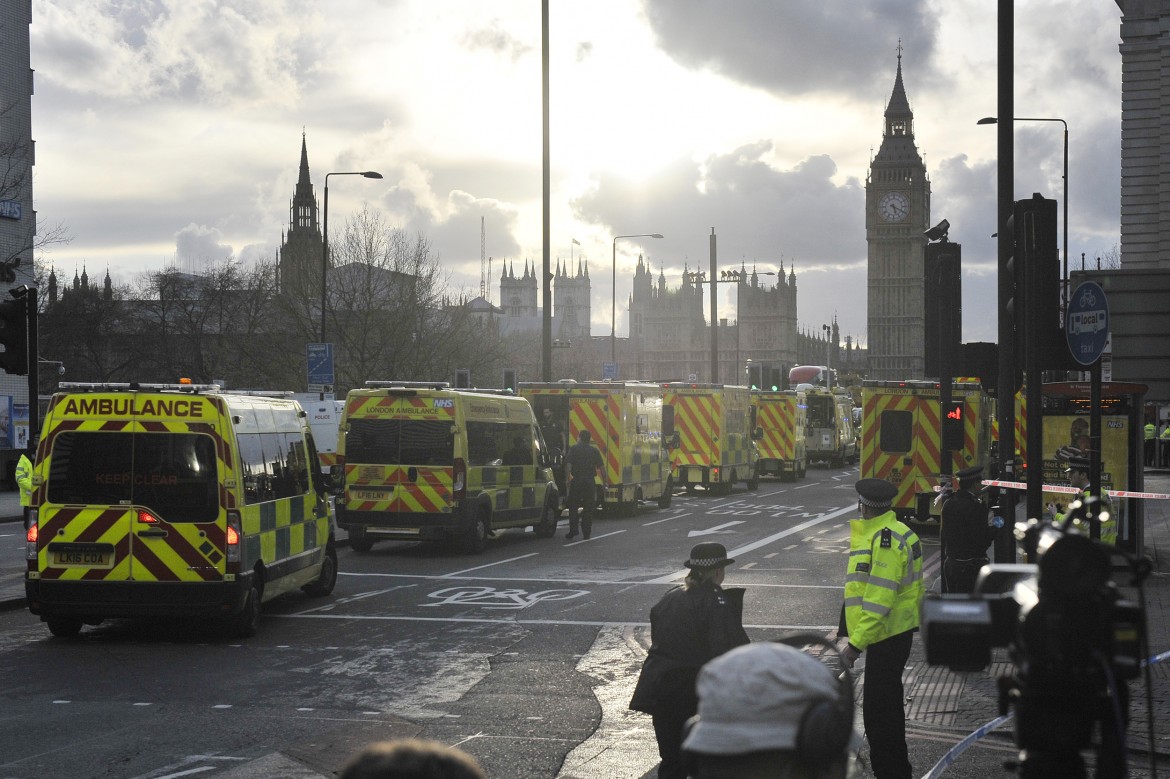 Auto lanciata sui ciclisti a Westminster, tre feriti