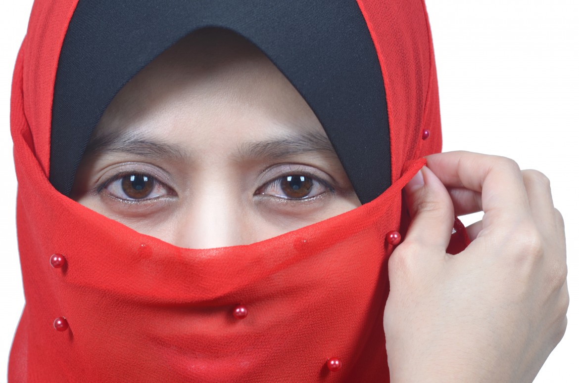 La legge anti-velo punisce sciarpe e maschere