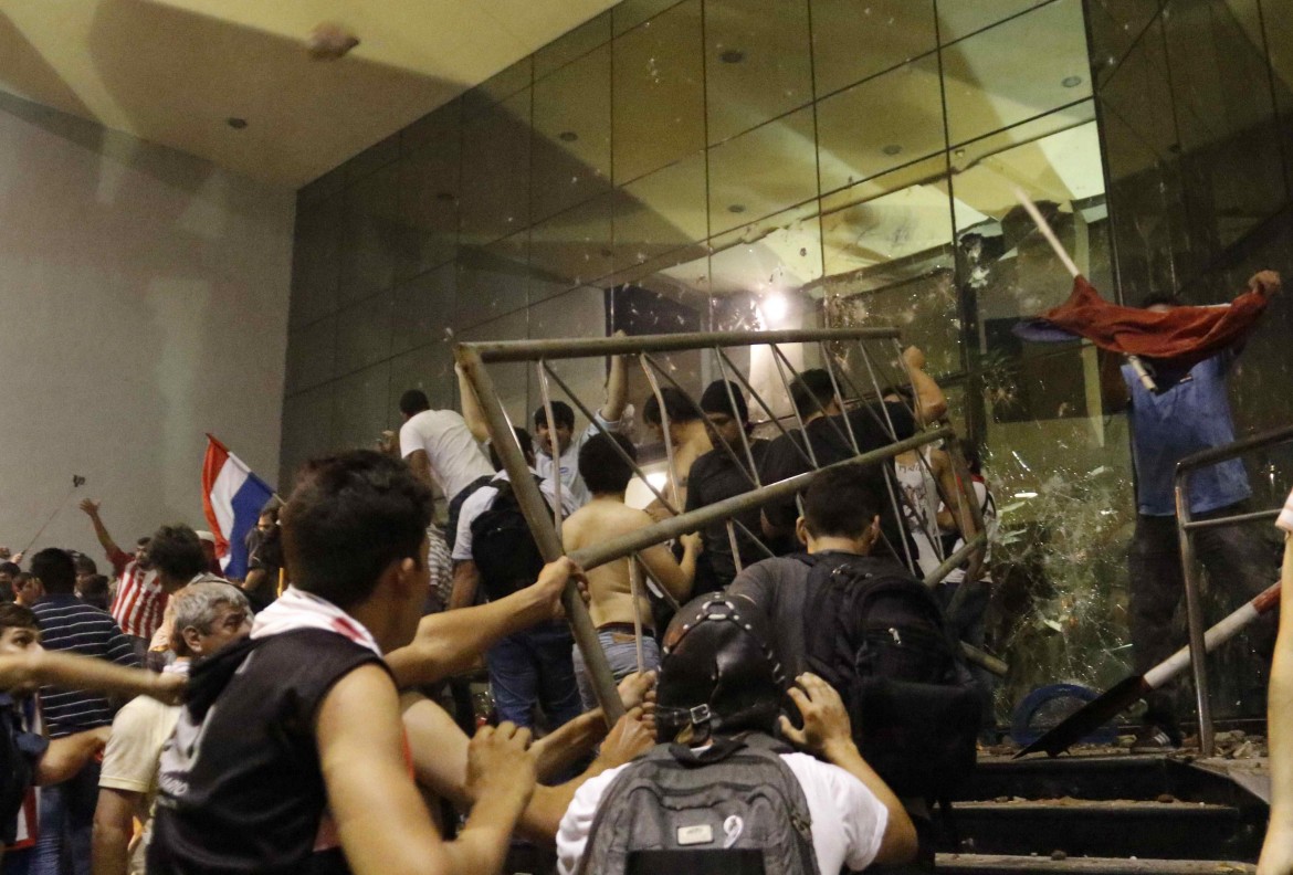 Paraguay in fiamme per la crisi istituzionale