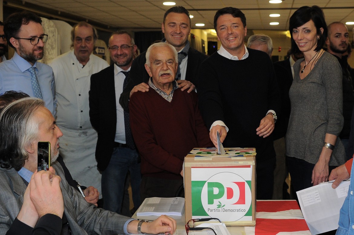 Renzi è tornato ed esulta. Cuperlo, appello agli ex: «Votate ai gazebo»