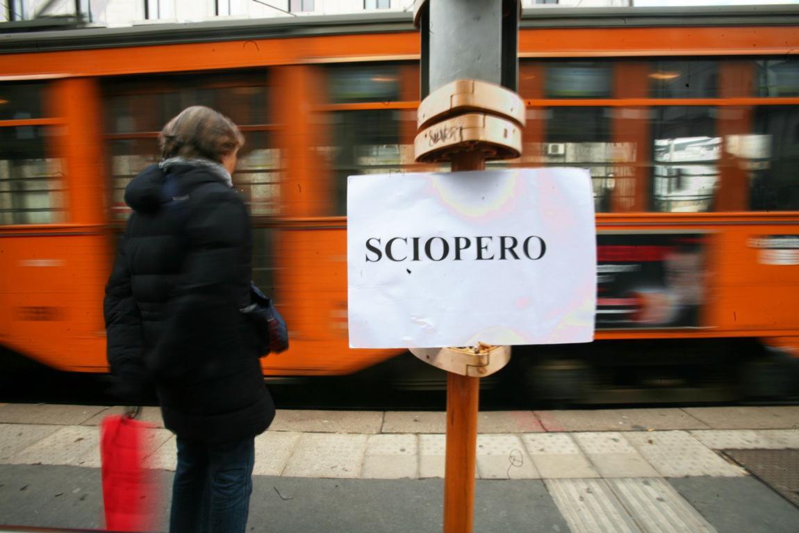 Milano, lo sciopero dei mezzi disturba il salone del mobile