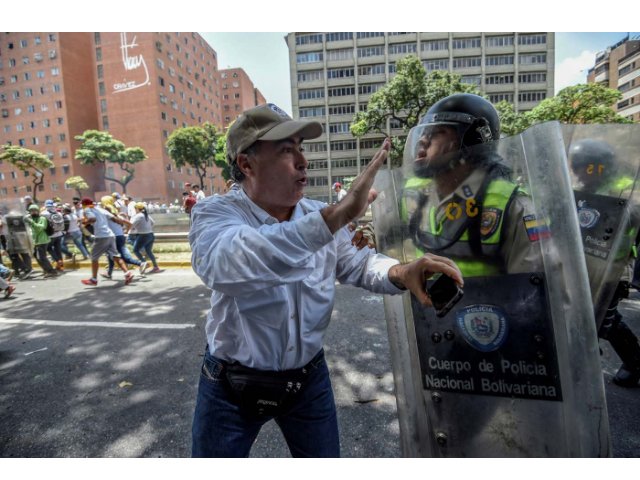 Venezuela, tornano i «guarimberos», muore un ragazzo