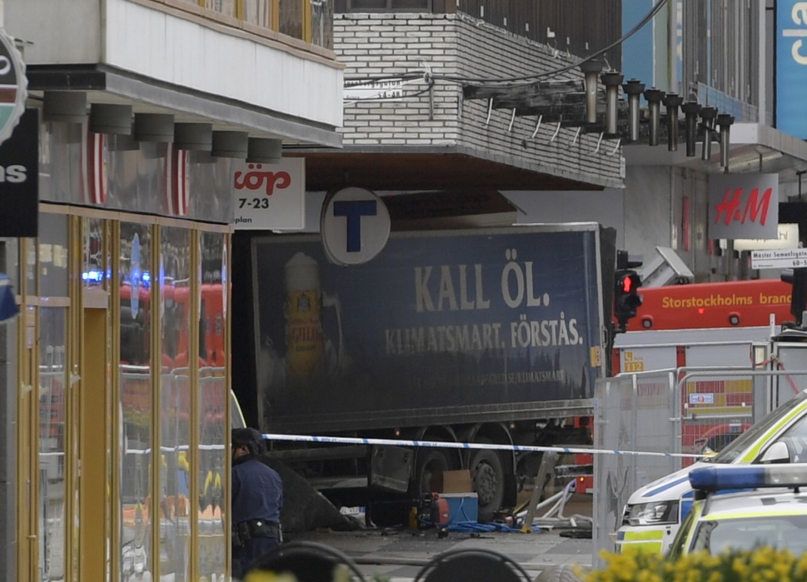Camion-bomba a Stoccolma, preso l’attentatore