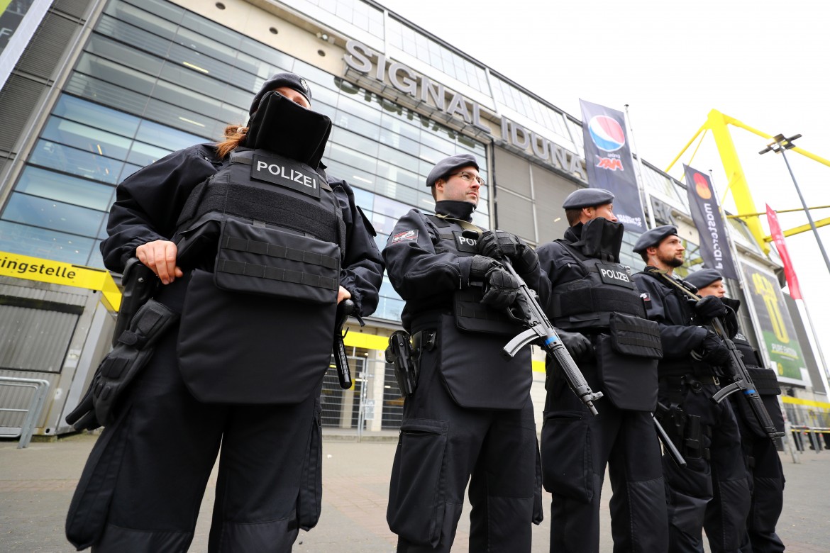 Per Merkel la matrice di Dortmund è «terroristica», ma la polizia frena. Due arresti