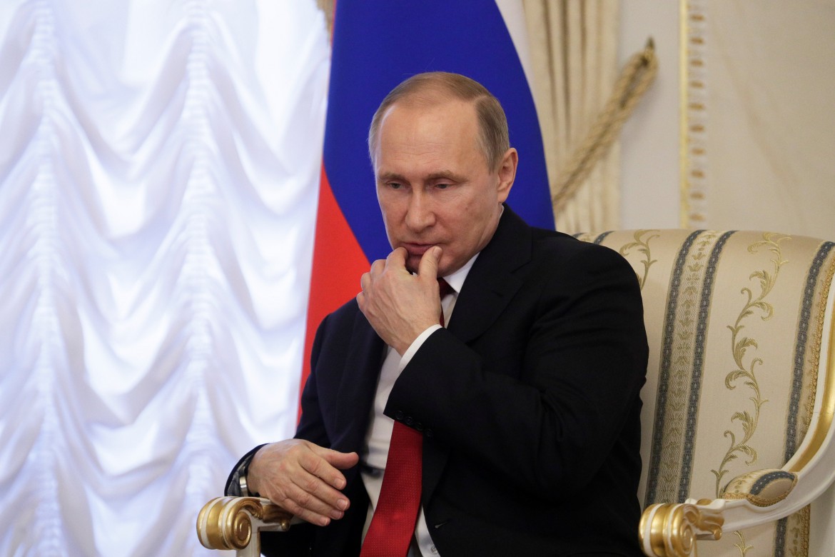 Putin in difficoltà tra scioperi, fuga dei capitali e calo dei salari
