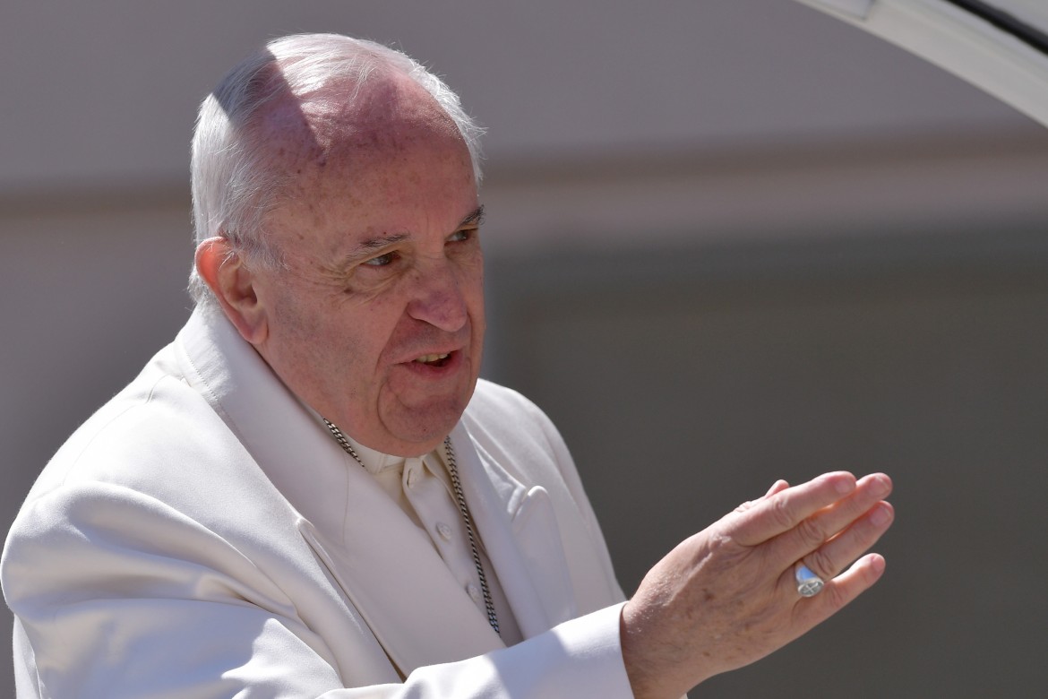 Il papa in preghiera sulle tombe di don Milani e don Mazzolari