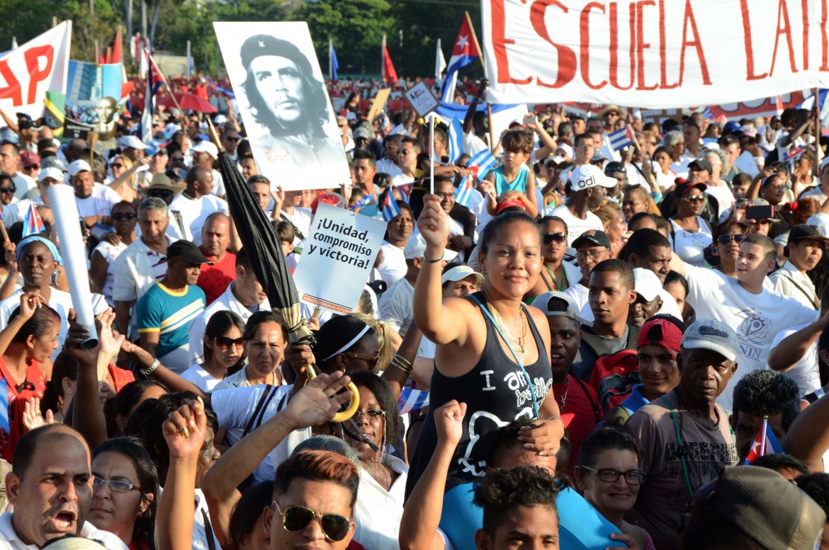 Cuba, 1° maggio di folla e crisi, con lo sguardo rivolto a Caracas