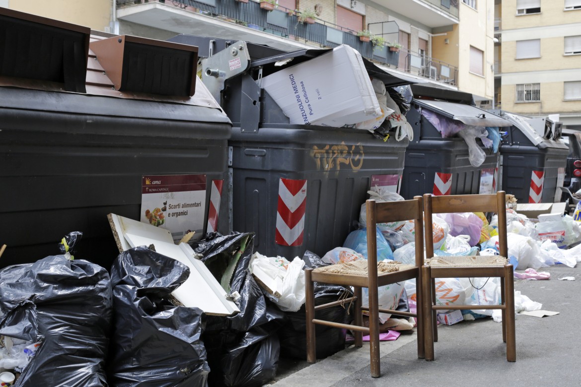 Ramazza e maglietta gialla, lo spot di Renzi sui rifiuti