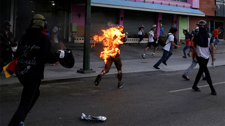 Venezuela, le destre danno fuoco a un giovane chavista