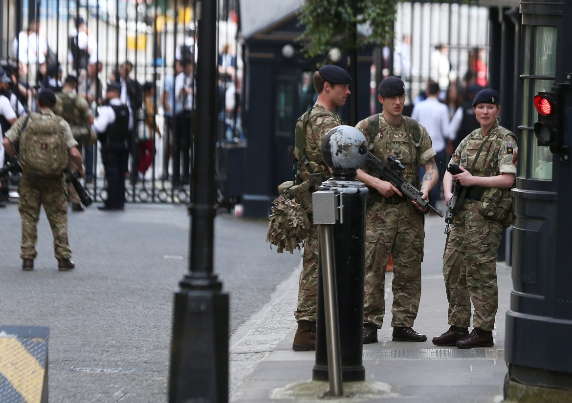 Massimo allarme e militari per le strade nelle città britanniche