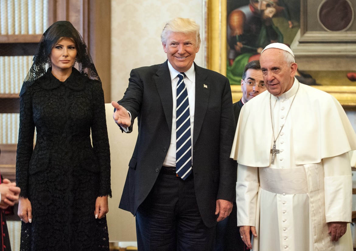 Il papa riceve Trump, mezz’ora di colloquio in un clima freddo